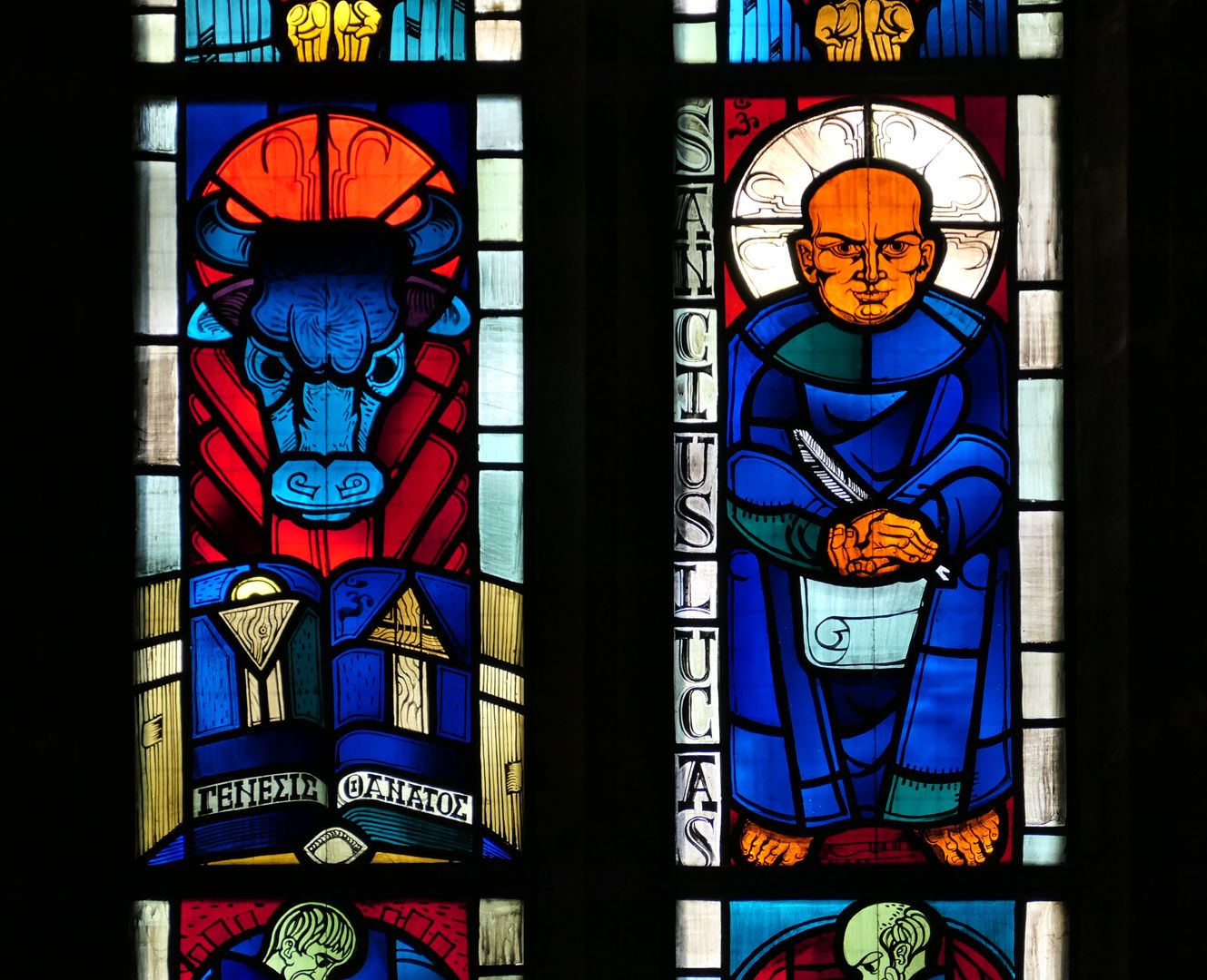 Evangelistenfenster / Lucas Der Stier und der Evangelist Lucas (links über dem Kopf und an anderer Stelle das "Om" Zeichen des Künstlers)