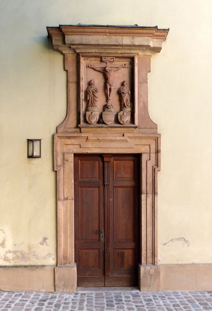 Wolfgangskapelle Westportal mit Kreuzigungsgruppe und Stifterwappen um 1437 mit späterer barocker Fassung