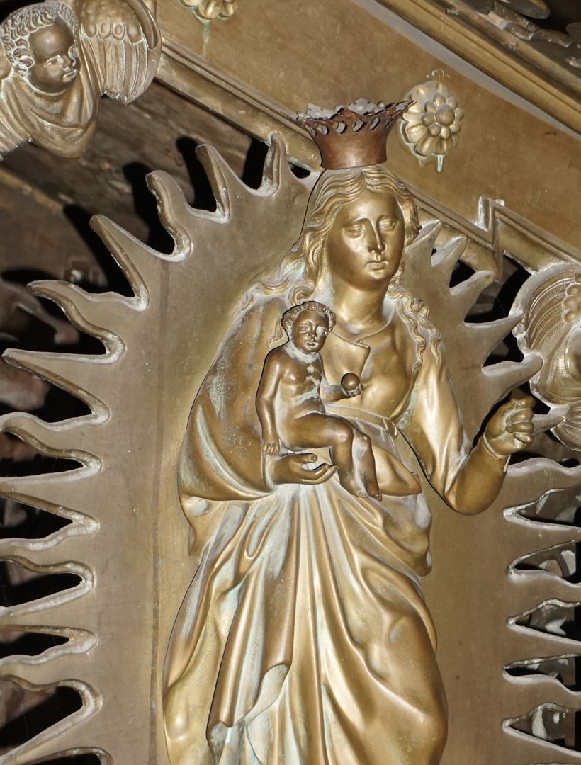 Chorpult Pultseite mit Darstellung einer Strahlenkranzmadonna, Detailansicht