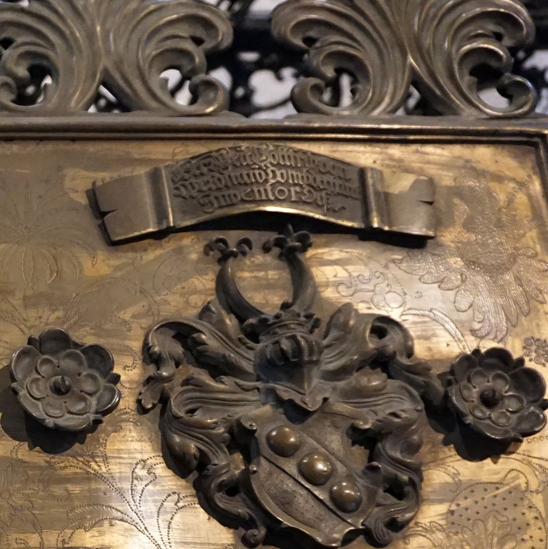 Chorpult Bei Wappen und Namen des Domdekans Vitus Gottfr. v. Wernau die Beischrift: Inventor huius operis = Der Erfinder dieser Arbeit