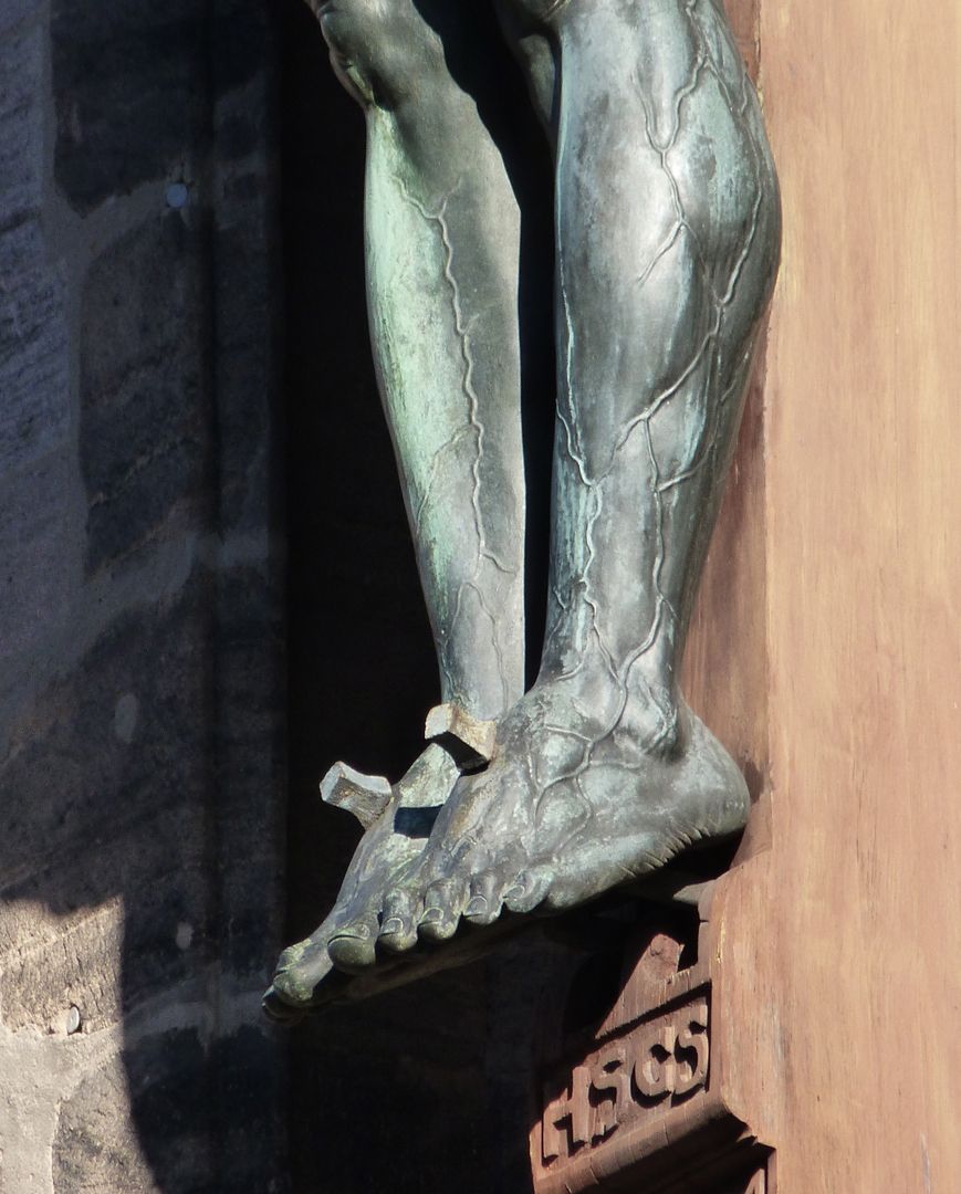 Starcksche Kruzifixus Detailansciht mit Füßen und Beinen