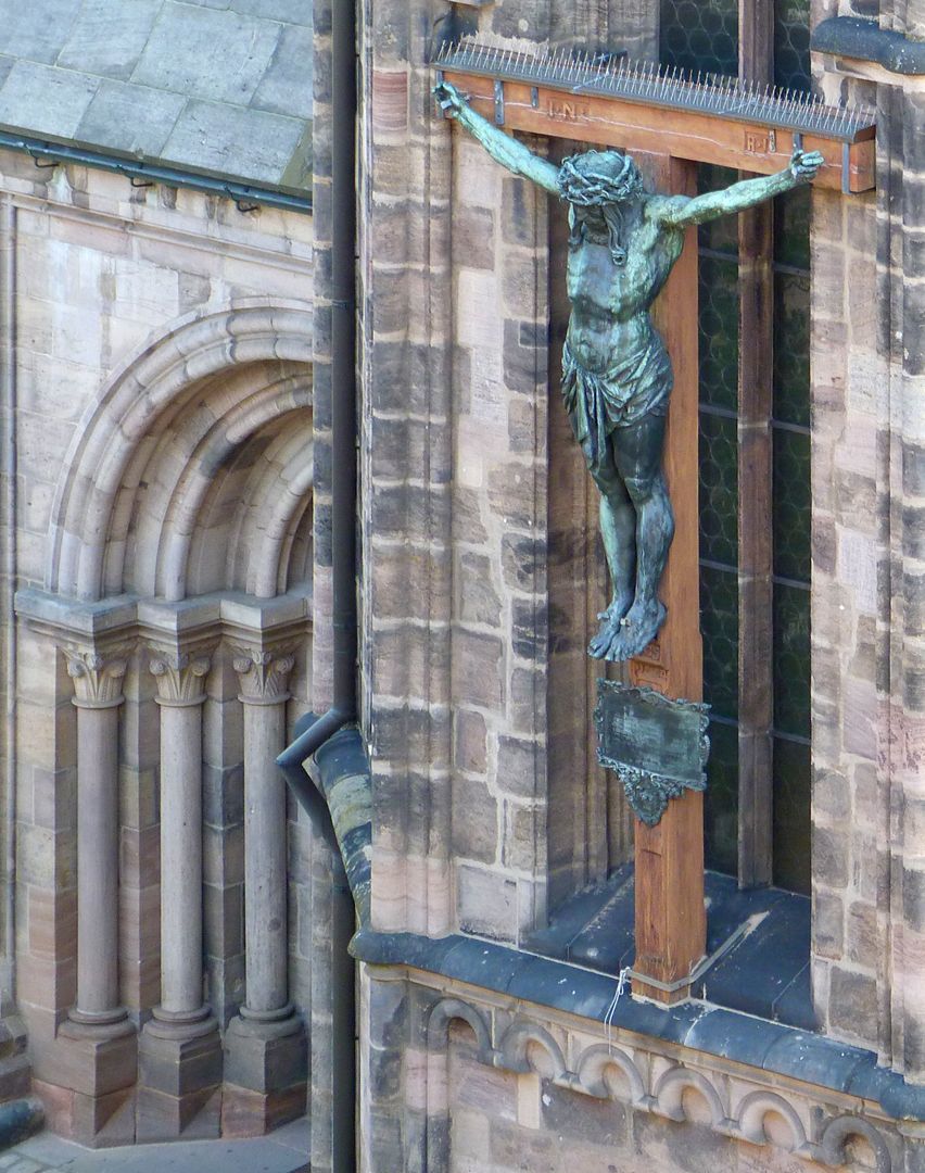 Starcksche Kruzifixus Nordturmportal und Mittelfenster des Westchors