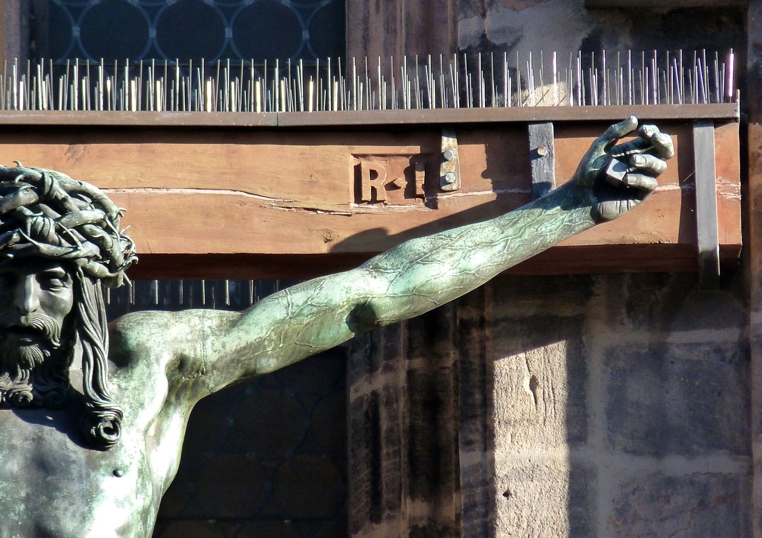 Starcksche Kruzifixus linker Arm am Querbalken des Kreuzes (Nahtstelle zwischen Arm und Oberkörper)