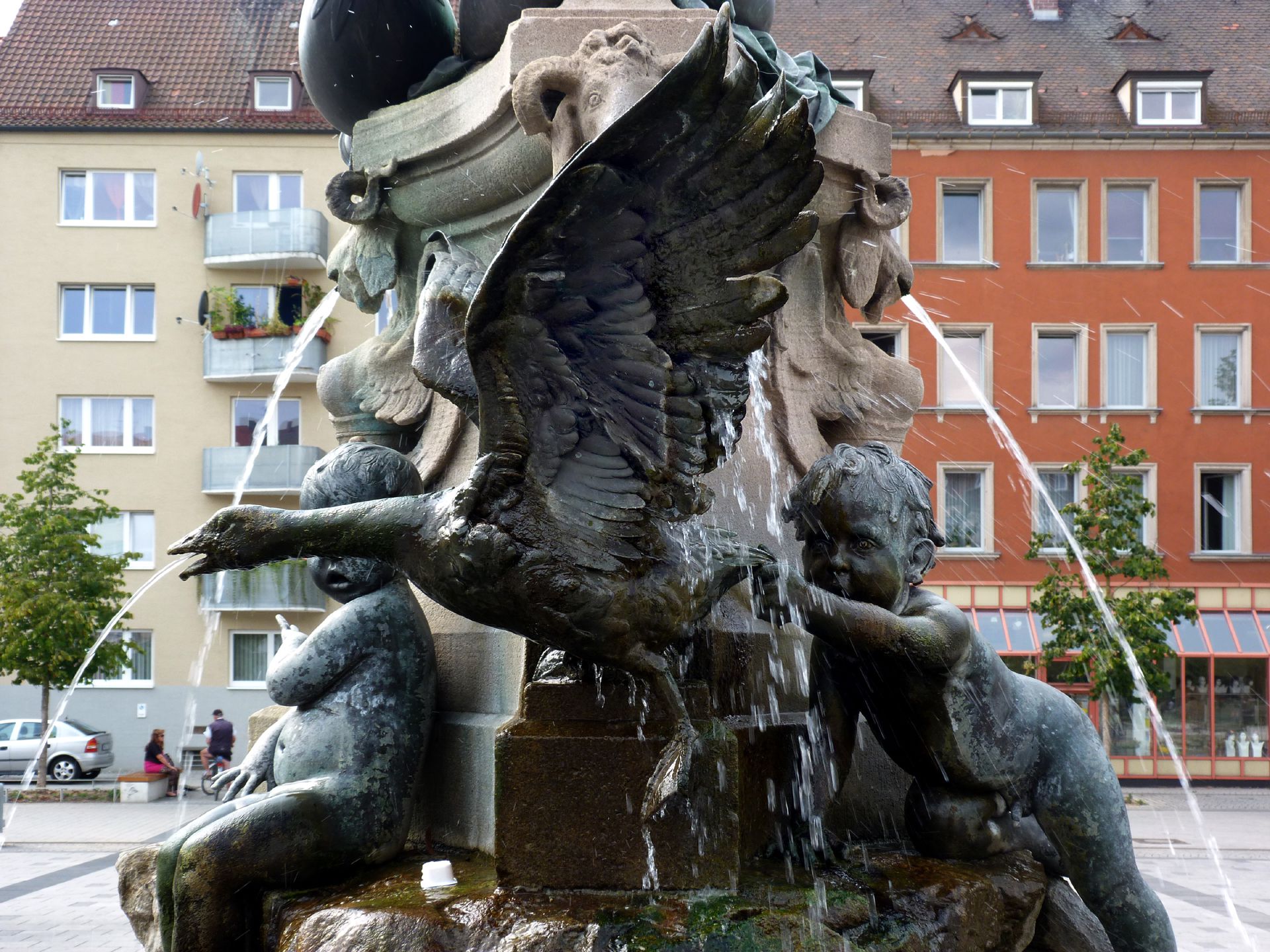 Nymphenbrunnen Gans mit spielenden Kindern