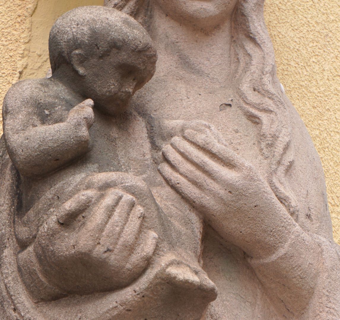 Maria mit dem Jesuskind Maria mit Jesuskind auf dem Arm, Detailansicht