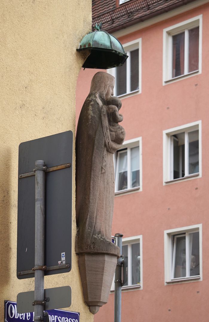 Maria mit dem Jesuskind seitliche Ansicht von Südwest